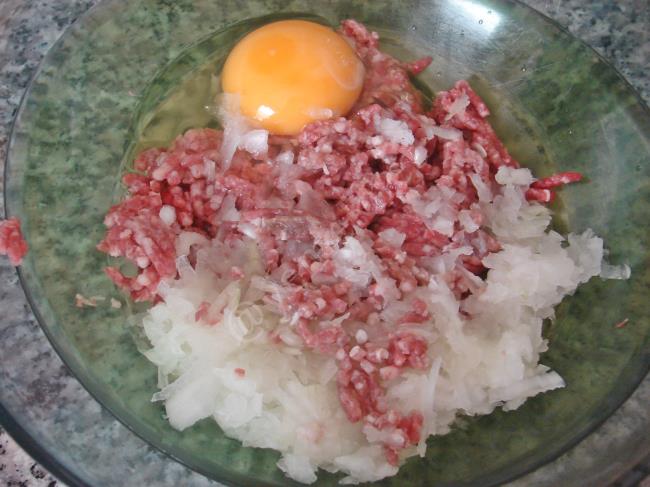 Domates Soslu Köfteli Makarna - Yapılışı (3/12) 