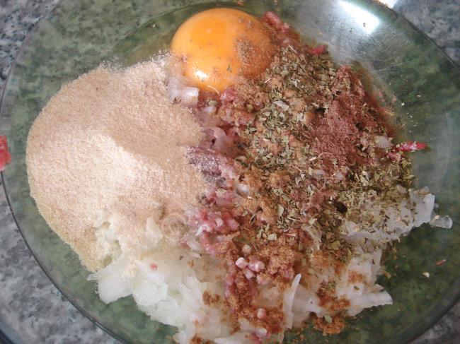 Domates Soslu Köfteli Makarna - Yapılışı (4/12) 