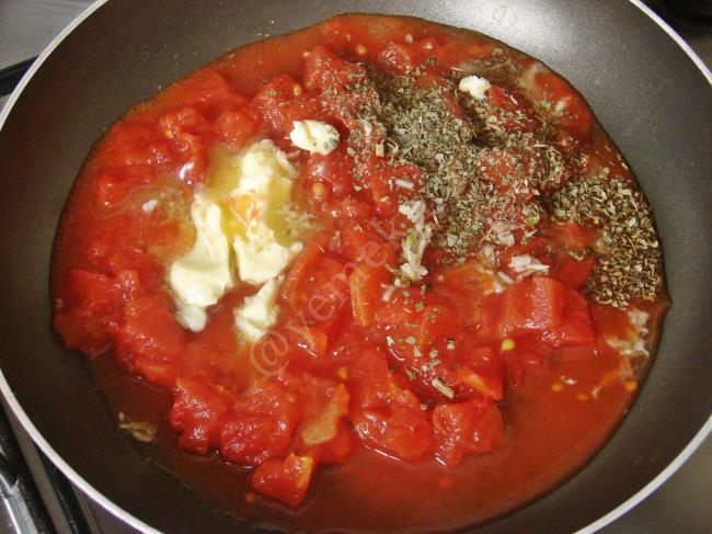 Domates Soslu Köfteli Makarna - Yapılışı (9/12) 