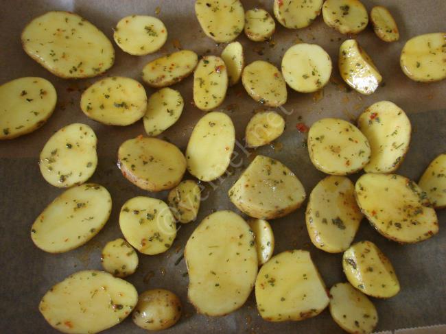 Fırında Baharatlı Taze Patates - Yapılışı (6/8) 