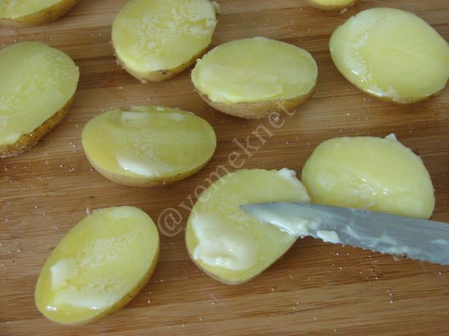 Fırında Kaşarlı Taze Patates - Yapılışı (4/8) 
