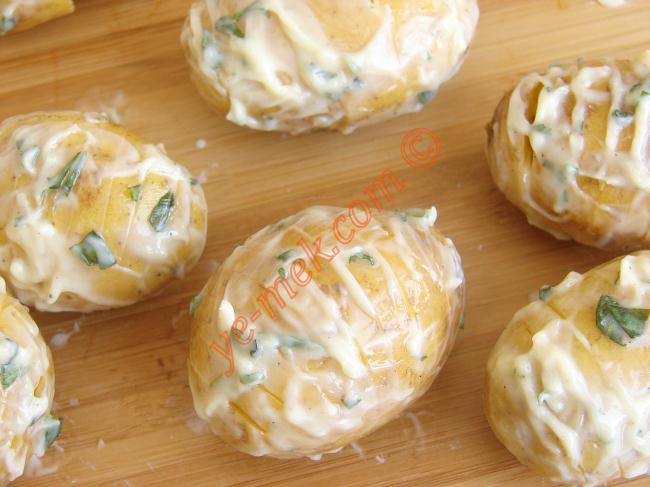 Fırında Tereyağlı Taze Patates - Yapılışı (5/8) 