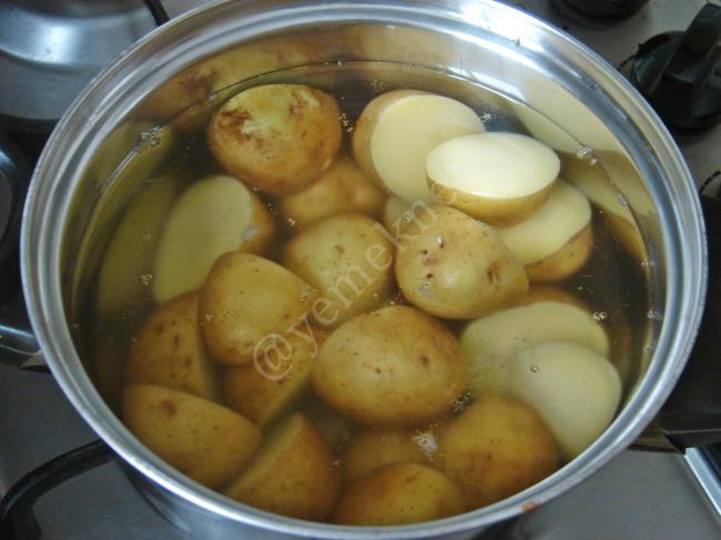 Taze Patates Salatası - Yapılışı (3/8) 