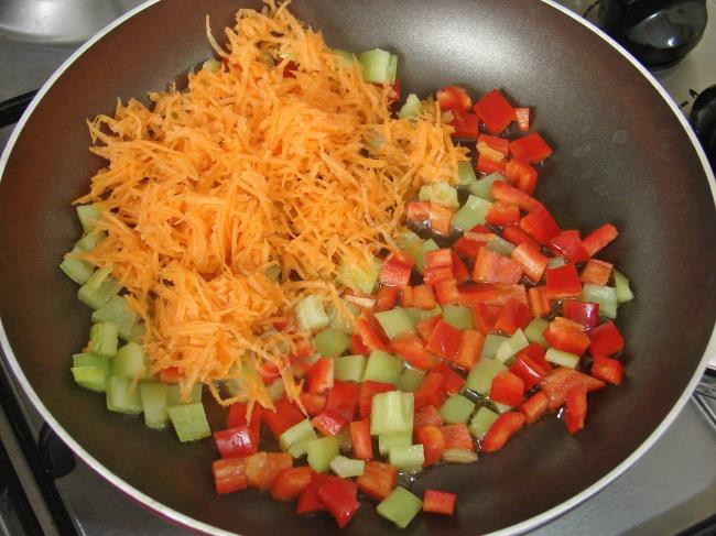 Köri Soslu Tavuklu Makarna - Yapılışı (3/8) 