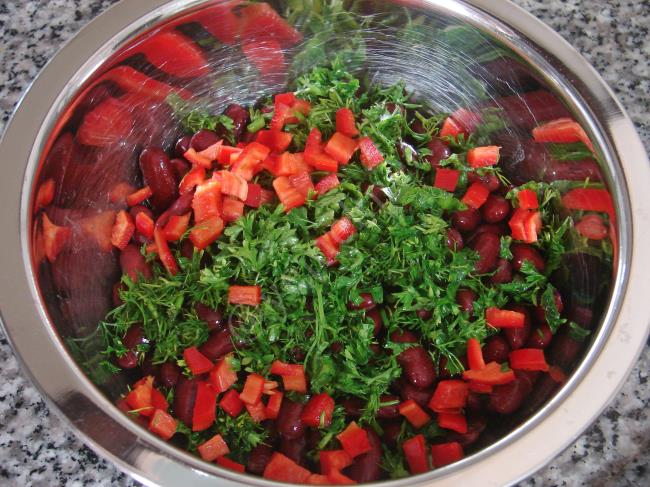 Meksika Fasulyesi Salatası - Yapılışı (3/8) 