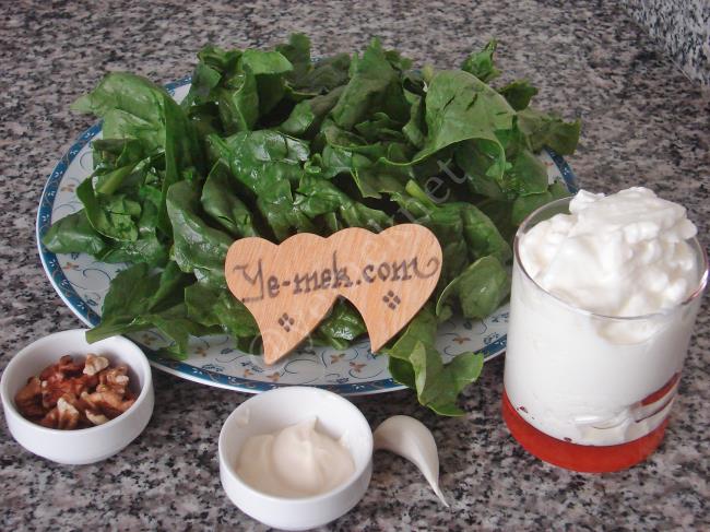 Yoğurt Soslu Ispanak Salatası - Yapılışı (1/8) 