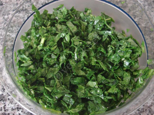 Yoğurt Soslu Ispanak Salatası - Yapılışı (3/8) 