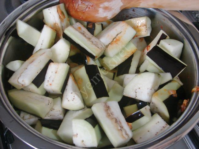 Zeytinyağlı Patlıcan Yemeği - Yapılışı (4/8) 