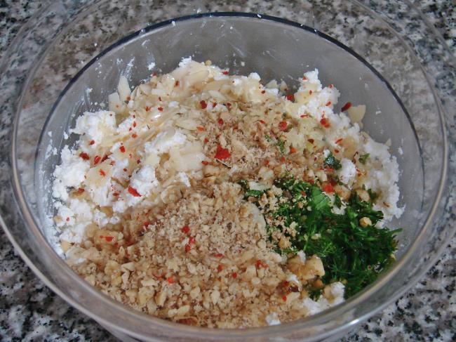 Cevizli Ve Fıstıklı Peynir Topları - Yapılışı (3/12) 