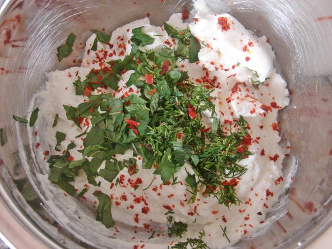 Kahvaltılık Çeşnili Süzme Yoğurt - Yapılışı (4/8) 