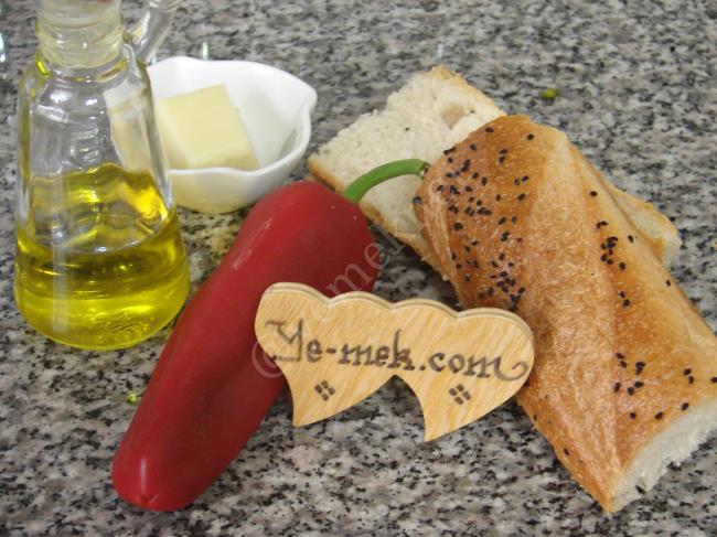 Kırmızı Biberli Ekmek Pizzası - Yapılışı (1/8) 