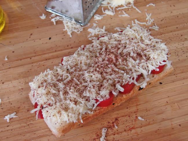 Kırmızı Biberli Ekmek Pizzası - Yapılışı (4/8) 