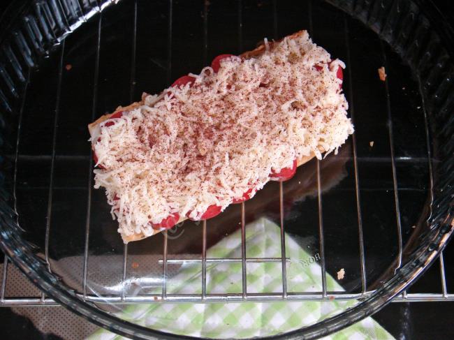 Kırmızı Biberli Ekmek Pizzası - Yapılışı (5/8) 