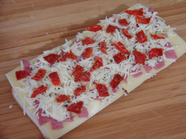 Salamlı ve Kuru Domatesli Ekmek Pizzası - Yapılışı (5/8) 