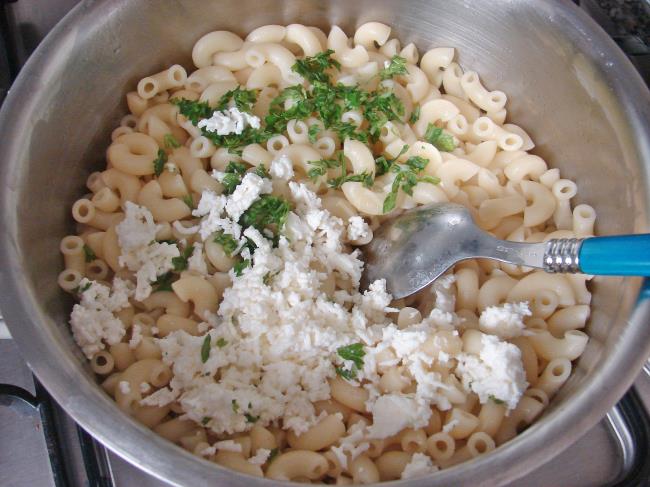 Domates Soslu Peynirli Makarna - Yapılışı (3/8) 