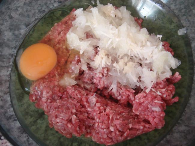 Fırında Domates Soslu Kaşarlı Köfte - Yapılışı (3/16) 