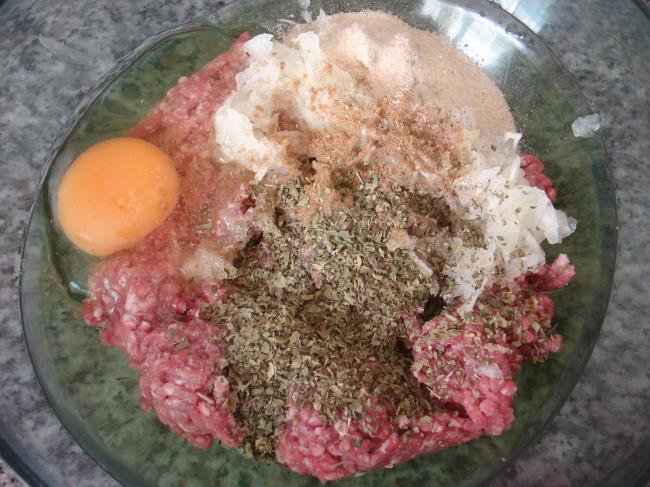 Fırında Domates Soslu Kaşarlı Köfte - Yapılışı (4/16) 