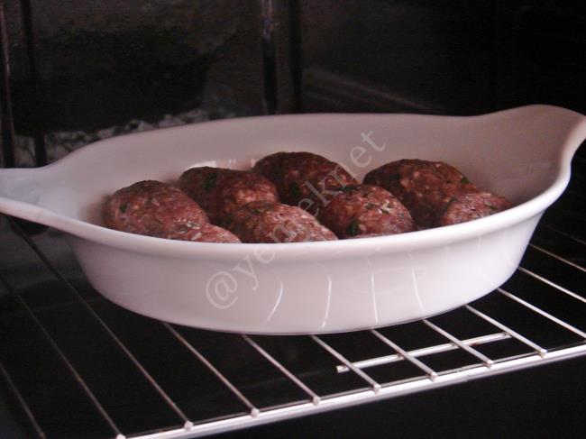 Fırında Domates Soslu Kaşarlı Köfte - Yapılışı (9/16) 