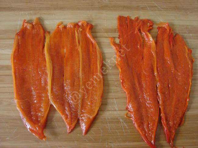 Közlenmiş Kırmızı Biber Mezesi - Yapılışı (2/8) 