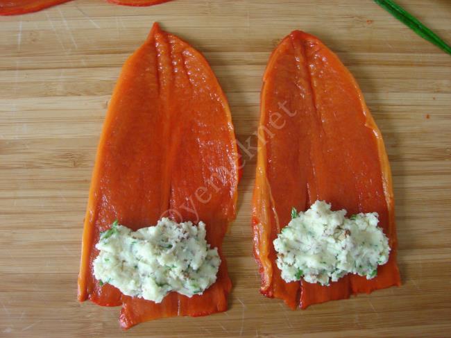 Közlenmiş Kırmızı Biber Sarması - Yapılışı (7/12) 