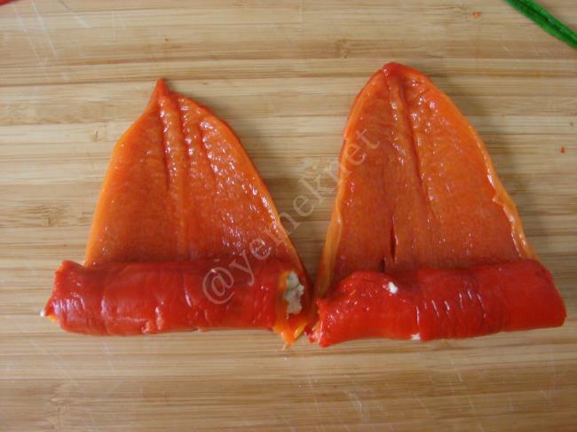 Közlenmiş Kırmızı Biber Sarması - Yapılışı (8/12) 