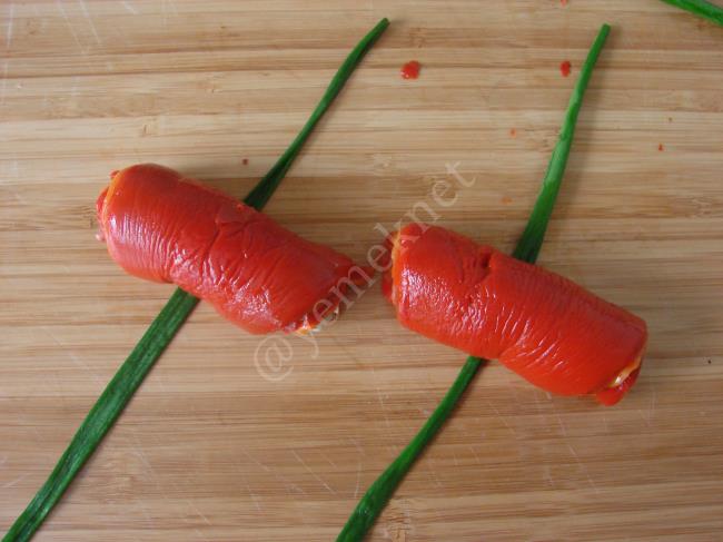 Közlenmiş Kırmızı Biber Sarması - Yapılışı (9/12) 