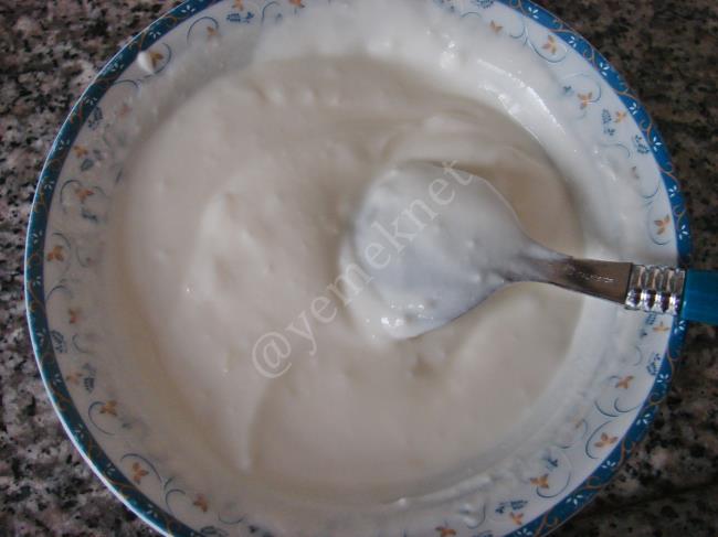 Yoğurtlu Közlenmiş Kırmızı Biber Salatası - Yapılışı (4/8) 