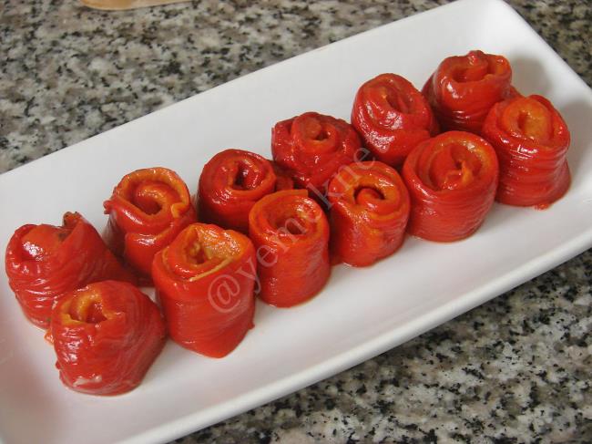 Yoğurtlu Közlenmiş Kırmızı Biber Salatası - Yapılışı (5/8) 