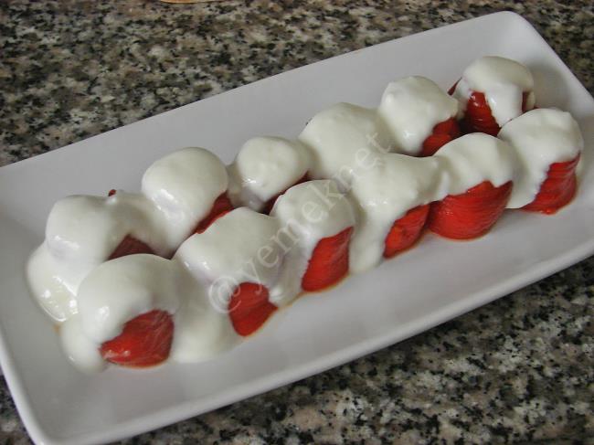 Yoğurtlu Közlenmiş Kırmızı Biber Salatası - Yapılışı (6/8) 