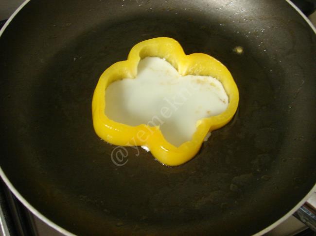 Biber İçi Yağda Yumurta - Yapılışı (3/8) 