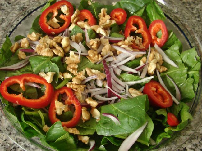 Cevizli Ispanak Salatası - Yapılışı (4/8) 