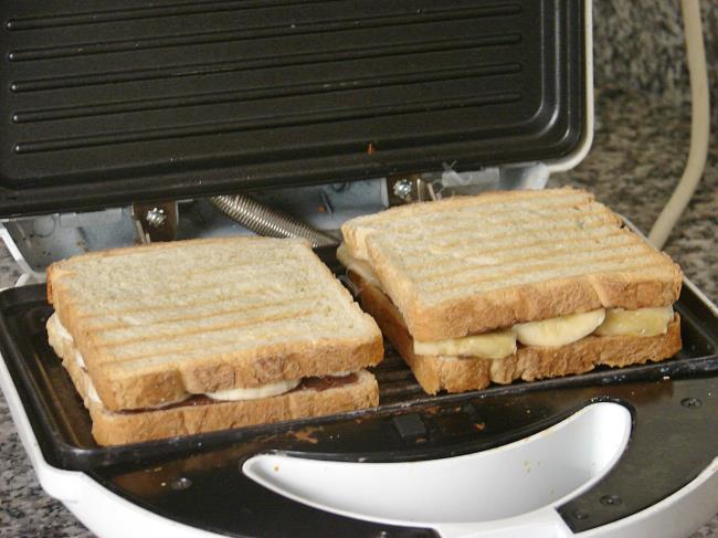 Çikolatalı Muzlu Leyla Tostu - Yapılışı (8/12) 