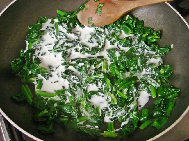 Fırında Kremalı Ispanaklı Ekmek Pizzası - Yapılışı (3/8) 