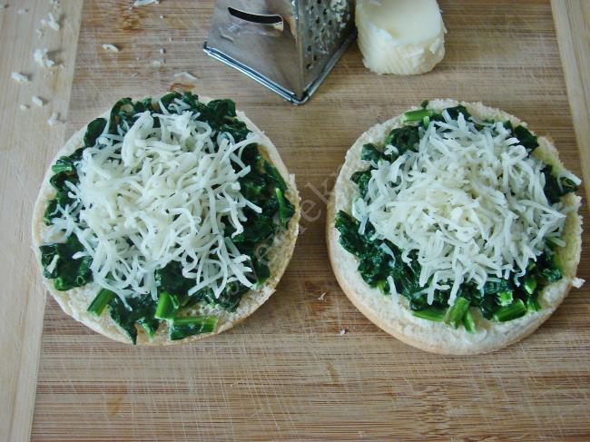 Fırında Kremalı Ispanaklı Ekmek Pizzası - Yapılışı (5/8) 