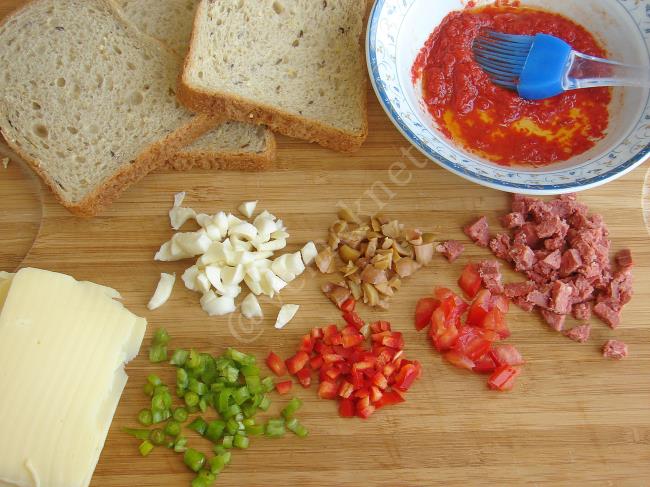 Bayat Ekmek Pizzası - Yapılışı (2/8) 