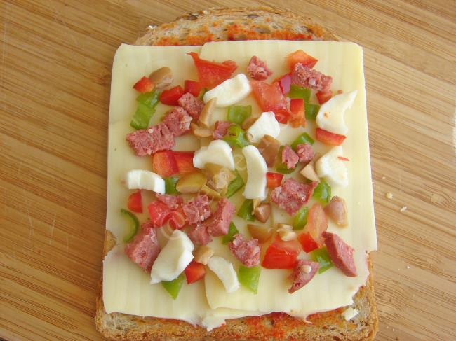 Bayat Ekmek Pizzası - Yapılışı (5/8) 