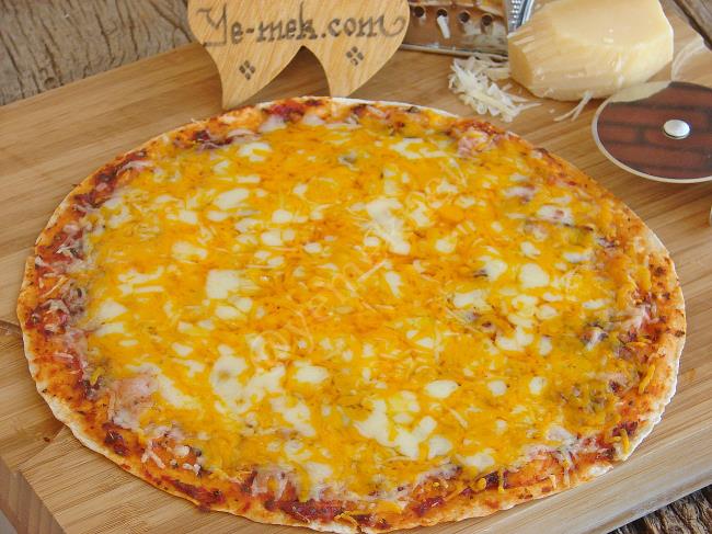 4 Peynirli Tortilla Pizza Tarifi, Nasıl Yapılır? (Resimli) Yemek