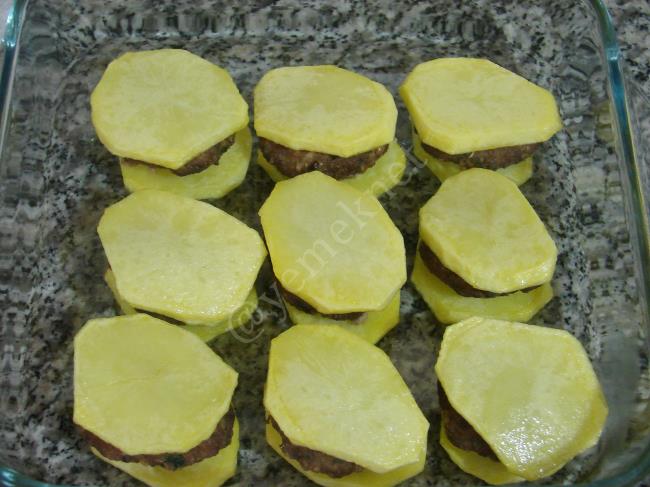Fırında Kaşarlı Köfte Ve Patates - Yapılışı (11/16) 