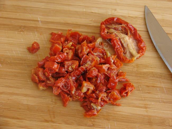 Kuru Domatesli Sandviç - Yapılışı (3/8) 