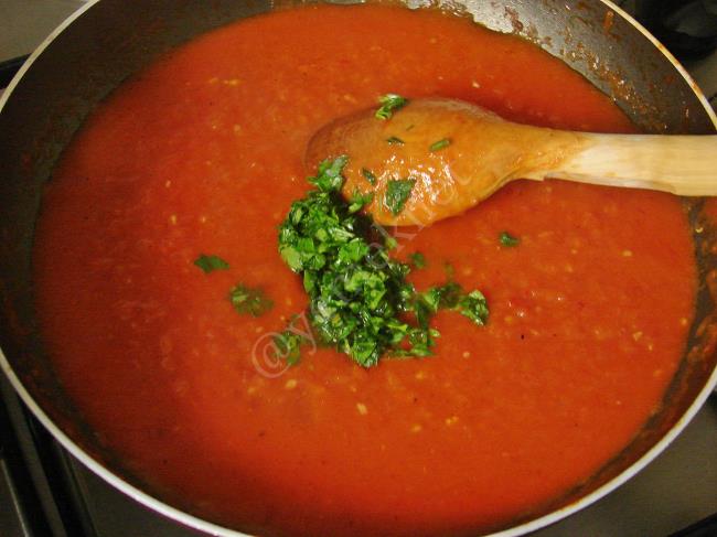 Penne Arabiatta (Acılı Domates Soslu Makarna) - Yapılışı (6/12) 