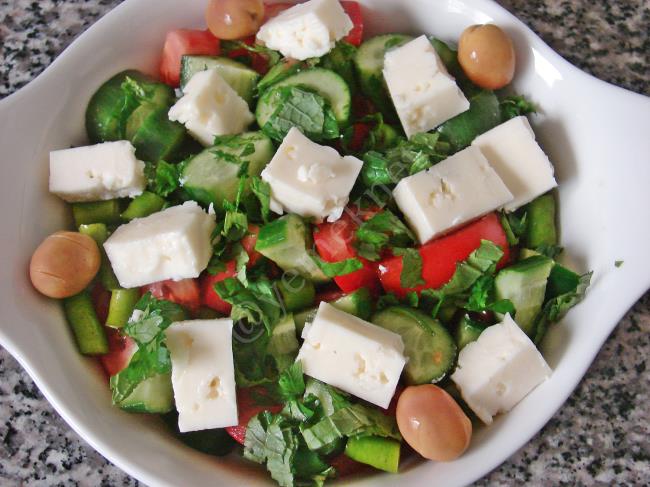 Peynir Salatası - Yapılışı (4/8) 