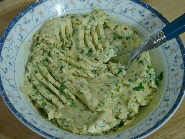 Taze Otlu Baharatlı Tereyağı - Yapılışı (4/8) 