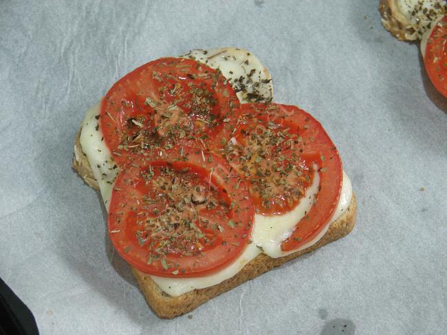 Fesleğenli Domatesli Ekmek Dilimleri - Yapılışı (9/12) 