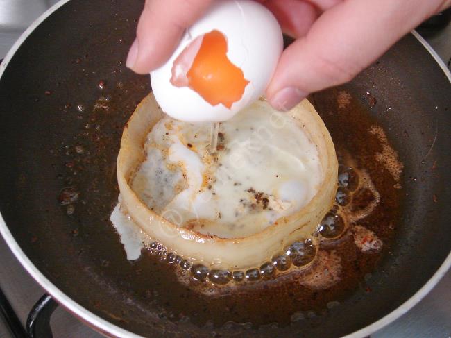 Soğan İçi Yağda Yumurta - Yapılışı (6/12) 