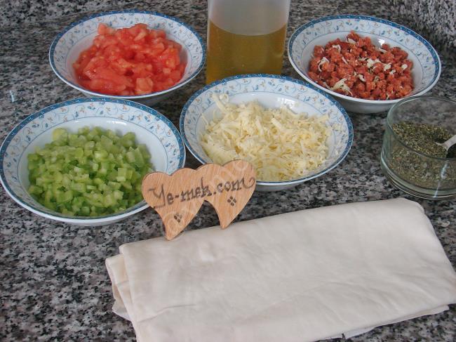 Yufkalı Rulo Pizza - Yapılışı (1/16) 