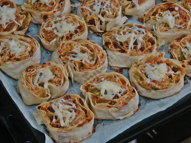 Yufkalı Rulo Pizza - Yapılışı (14/16) 