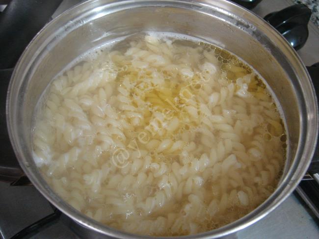 Avokado Soslu Cevizli Makarna - Yapılışı (2/8) 