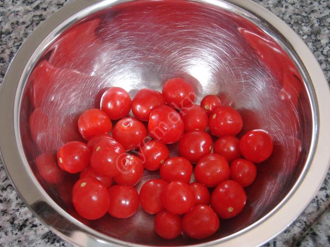 Domatesli Mozarella Peynirli Salata - Yapılışı (2/8) 