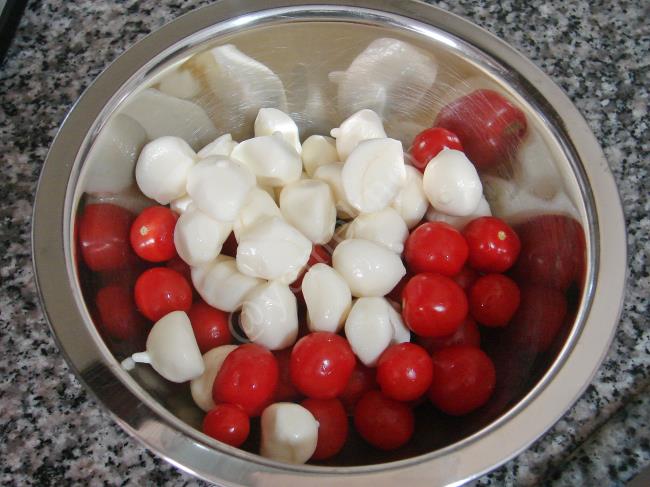 Domatesli Mozarella Peynirli Salata - Yapılışı (3/8) 