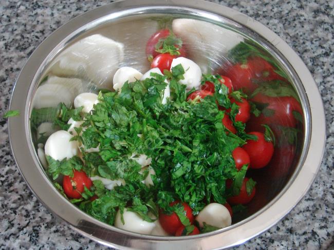 Domatesli Mozarella Peynirli Salata - Yapılışı (4/8) 